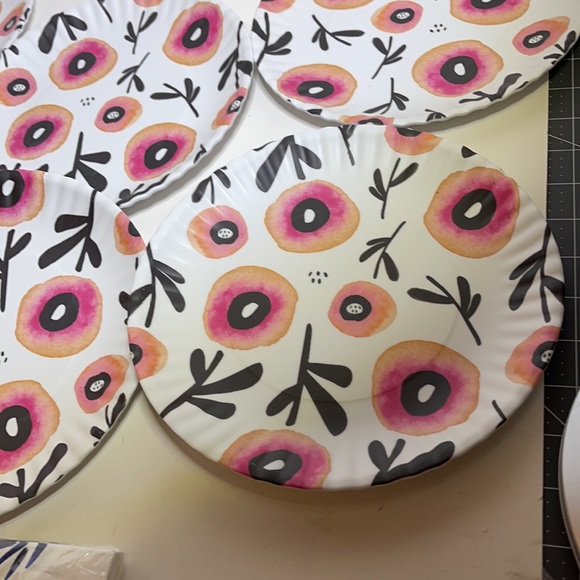Posies Melamine Plates & Napkin Set - Picture 5 of 6
